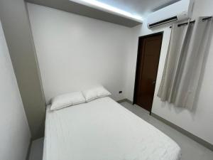 Postel nebo postele na pokoji v ubytování SHOWMECAS Alley Stay