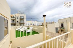 Spacious 4BR Terraced House with Rooftop Access by 360 Estates 발코니 또는 테라스