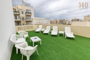 Spacious 4BR Terraced House with Rooftop Access by 360 Estates 발코니 또는 테라스