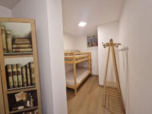 een kleine kamer met een bed en een spiegel bij Domu Mea in Quartu SantʼElena