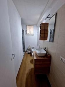 een badkamer met een wastafel en een spiegel bij Domu Mea in Quartu SantʼElena +31 foto's