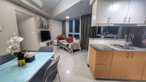 EG Private House -BGC UPTOWN的厨房或小厨房