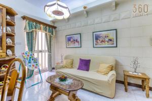 Spacious 4BR Terraced House with Rooftop Access by 360 Estates 휴식 공간