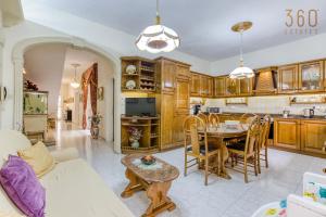 Spacious 4BR Terraced House with Rooftop Access by 360 Estates 주방 또는 간이 주방