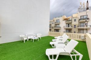 Spacious 4BR Terraced House with Rooftop Access by 360 Estates 발코니 또는 테라스