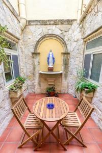 Spacious 4BR Terraced House with Rooftop Access by 360 Estates 파티오 또는 야외 공간