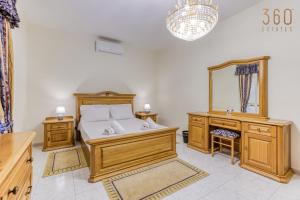 Spacious 4BR Terraced House with Rooftop Access by 360 Estates 객실 침대