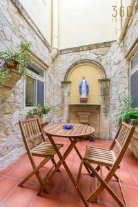 Spacious 4BR Terraced House with Rooftop Access by 360 Estates 파티오 또는 야외 공간
