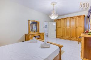 Spacious 4BR Terraced House with Rooftop Access by 360 Estates 객실 침대