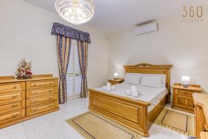 Spacious 4BR Terraced House with Rooftop Access by 360 Estates 객실 침대
