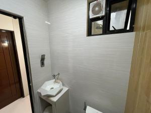 Koupelna v ubytování SHOWMECAS Alley Stay + 26 fotografií