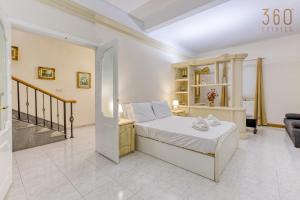 Spacious 4BR Terraced House with Rooftop Access by 360 Estates 객실 침대