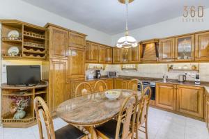 Spacious 4BR Terraced House with Rooftop Access by 360 Estates 주방 또는 간이 주방