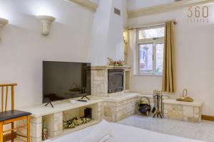 Spacious 4BR Terraced House with Rooftop Access by 360 Estates TV 또는 엔터테인먼트 센터