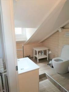 baño con lavabo y aseo en el ático en Maison Mirt, en Bolonia 16 fotos más