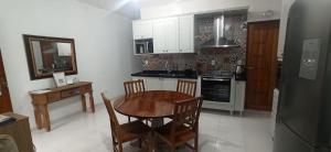 Kuchyň nebo kuchyňský kout v ubytování Casa aconchegante