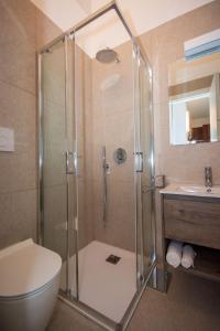 Un baño con ducha, inodoro y lavabo. en Holiday Home Tiny House by Interhome, en Lo Stallone