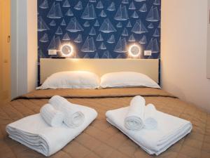 Un dormitorio con una cama con toallas. en Holiday Home Tiny House by Interhome, en Lo Stallone