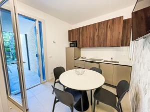 Una cocina y un comedor con mesa y sillas. en Holiday Home Tiny House by Interhome, en Lo Stallone