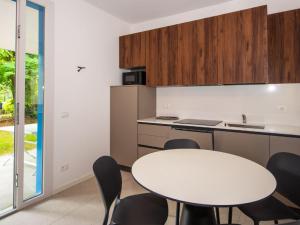 cocina con mesa blanca y sillas en Holiday Home Tiny House by Interhome, en Lo Stallone 24 fotos más