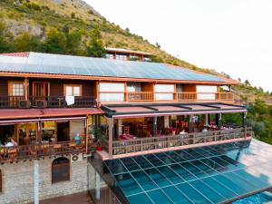 Nespecifikovaný výhled na hory nebo výhled na hory při pohledu z hotelu