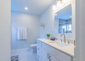 MargateModern 4BR Villa with Pool Near Casino的带水槽和马桶的白色浴室 更多37张照片