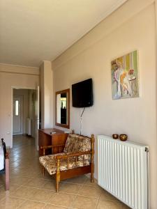 Televízia a/alebo spoločenská miestnosť v ubytovaní "Twin Apartments" in Kyparissia