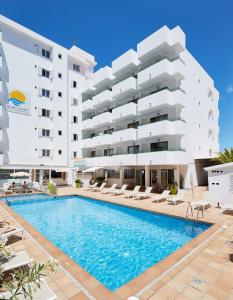 hotel z basenem przed budynkiem w obiekcie Apartamentos Mar i Vent w mieście San Antonio