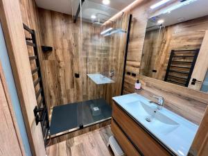 Ванная комната в Apartment Špindlerův Mlýn 46 by Interhome