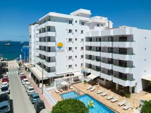 widok z lotu ptaka na hotel z basenem w obiekcie Apartamentos Mar i Vent w mieście San Antonio