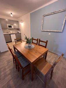 Kuchyňa alebo kuchynka v ubytovaní Pacsirta Apartman Grand