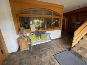 ein Wohnzimmer mit einem Stuhl und einem Fenster in der Unterkunft Appartement 2 - b66205 in Rohrdorf