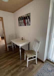 ein Tisch und ein Stuhl in einem Raum in der Unterkunft Appartement 2 - b66205 in Rohrdorf