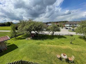 Blick auf einen Hof mit Stühlen im Gras in der Unterkunft Appartement 2 - b66205 in Rohrdorf + 4 Fotos
