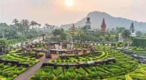 The Aam resort في بانغ ساري: حديقة فيها اشجار وشجر وجبل