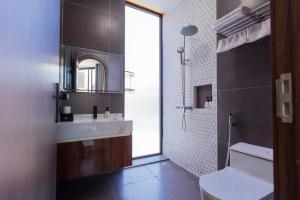 a bathroom with a sink and a toilet and a window at Villa A506 Hải Tiến, Thanh Hóa với 5 phòng ngủ tiện nghi in Thanh Hóa