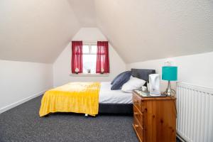 Ένα ή περισσότερα κρεβάτια σε δωμάτιο στο Pebbles guest house quad room 10