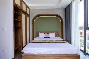 a bedroom with a bed and a large window at Villa A506 Hải Tiến, Thanh Hóa với 5 phòng ngủ tiện nghi in Thanh Hóa
