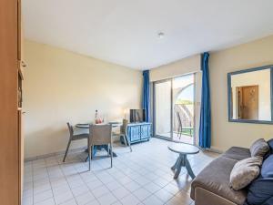 una sala de estar con un sofá y una mesa en Apartment Caesar Domus-6 by Interhome, en Saint-Tropez