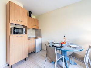 cocina con mesa azul y sillas en una habitación en Apartment Caesar Domus-6 by Interhome, en Saint-Tropez 14 fotos más