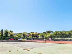 una cancha de tenis con estacionamiento en Apartment Caesar Domus-6 by Interhome, en Saint-Tropez