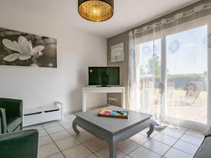 TV a/nebo společenská místnost v ubytování Holiday Home Chez Patricia et Patrice by Interhome