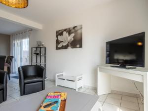 TV a/nebo společenská místnost v ubytování Holiday Home Chez Patricia et Patrice by Interhome