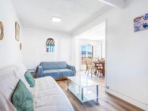 Una sala de estar con un sofá y una mesa de cristal. en Holiday Home Les Mas de Cogolin-3 by Interhome, en Cogolin