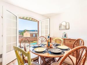 Un comedor con mesa y sillas en Holiday Home Les Mas de Cogolin-3 by Interhome, en Cogolin 16 fotos más