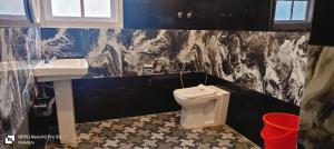 une salle de bain avec toilettes et lavabo dans l'établissement NAVARATHNA International resort, à Sollebail 51 autres photos