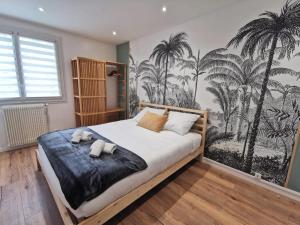 a bedroom with a bed with two stuffed animals on it at L'Inattendu - Les Maisons de Madeleine in Nantes