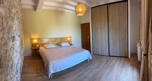 Łóżko lub łóżka w pokoju w obiekcie Villa Monbazillac, vue exceptionnelle, piscine, jacuzzi 10-12 pax