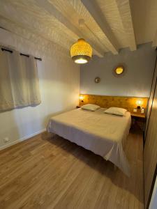 Łóżko lub łóżka w pokoju w obiekcie Villa Monbazillac, vue exceptionnelle, piscine, jacuzzi 10-12 pax