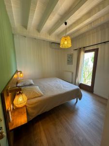 Łóżko lub łóżka w pokoju w obiekcie Villa Monbazillac, vue exceptionnelle, piscine, jacuzzi 10-12 pax